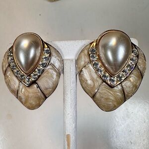 Vintage crème enamel clear rhinestone faux pearl clip on earrings